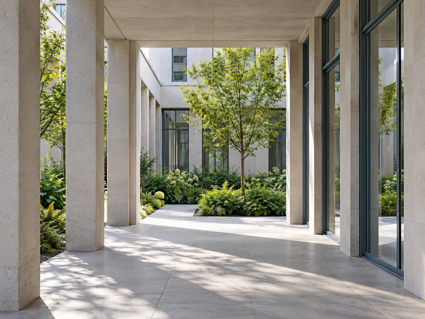 Passage contemporain lumineux ouvert sur une cour végétalisée, illustration architecturale